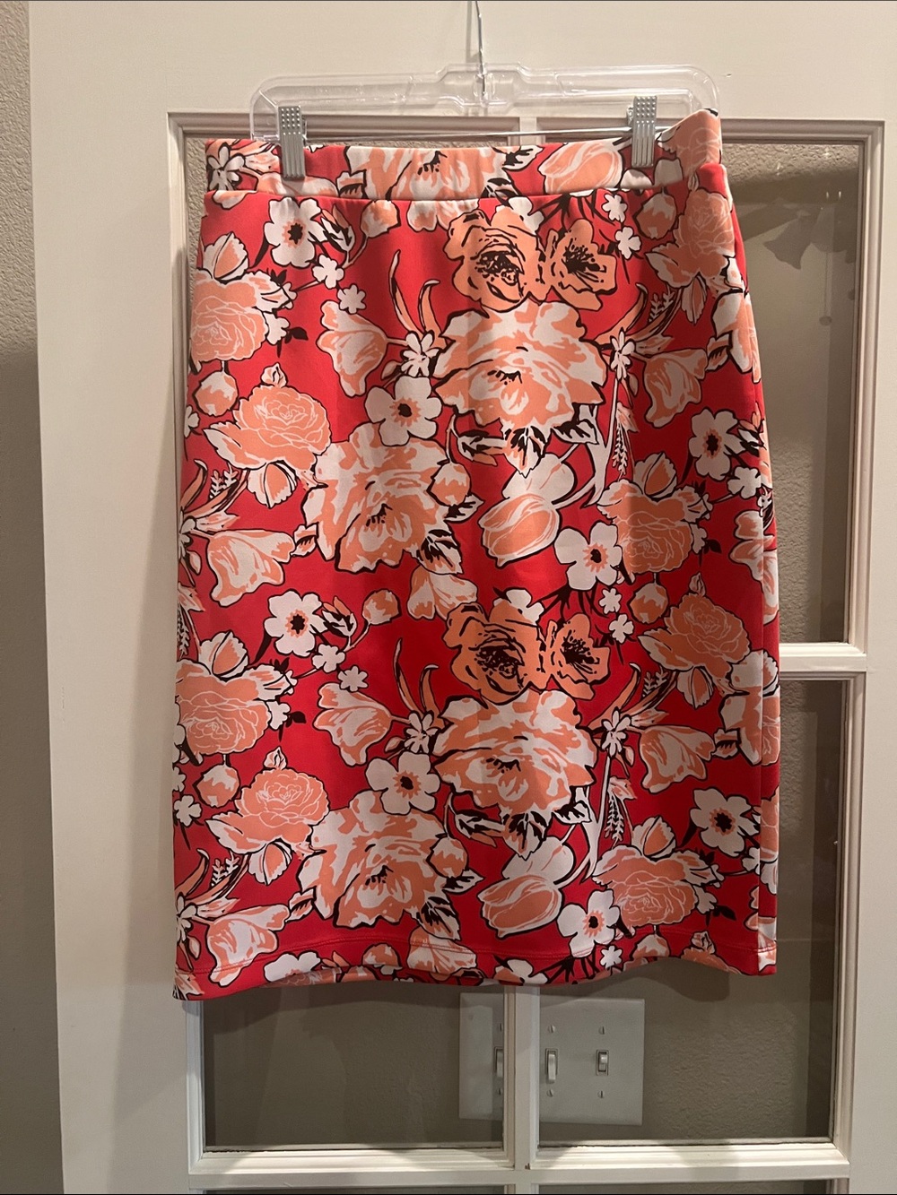 Liz Claiborne Red Floral Pencil Skirt with Peach and White Blooms Size Large